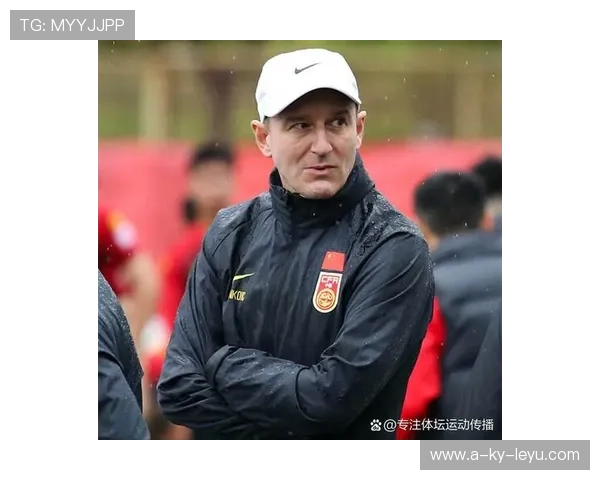 足球俱乐部青年队主帅被提升为一线队助教，足球俱乐部主教练